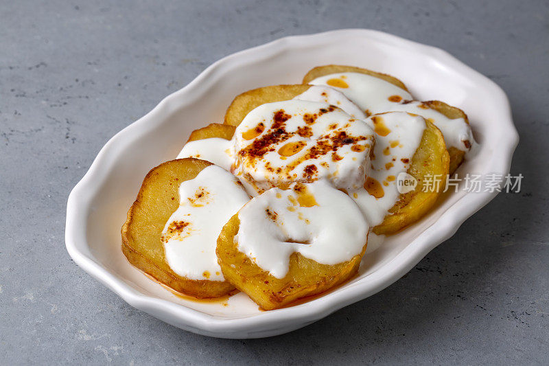 源自土耳其菜;薯条土豆配酸奶酱。土耳其的名字;Yogurtlu patates